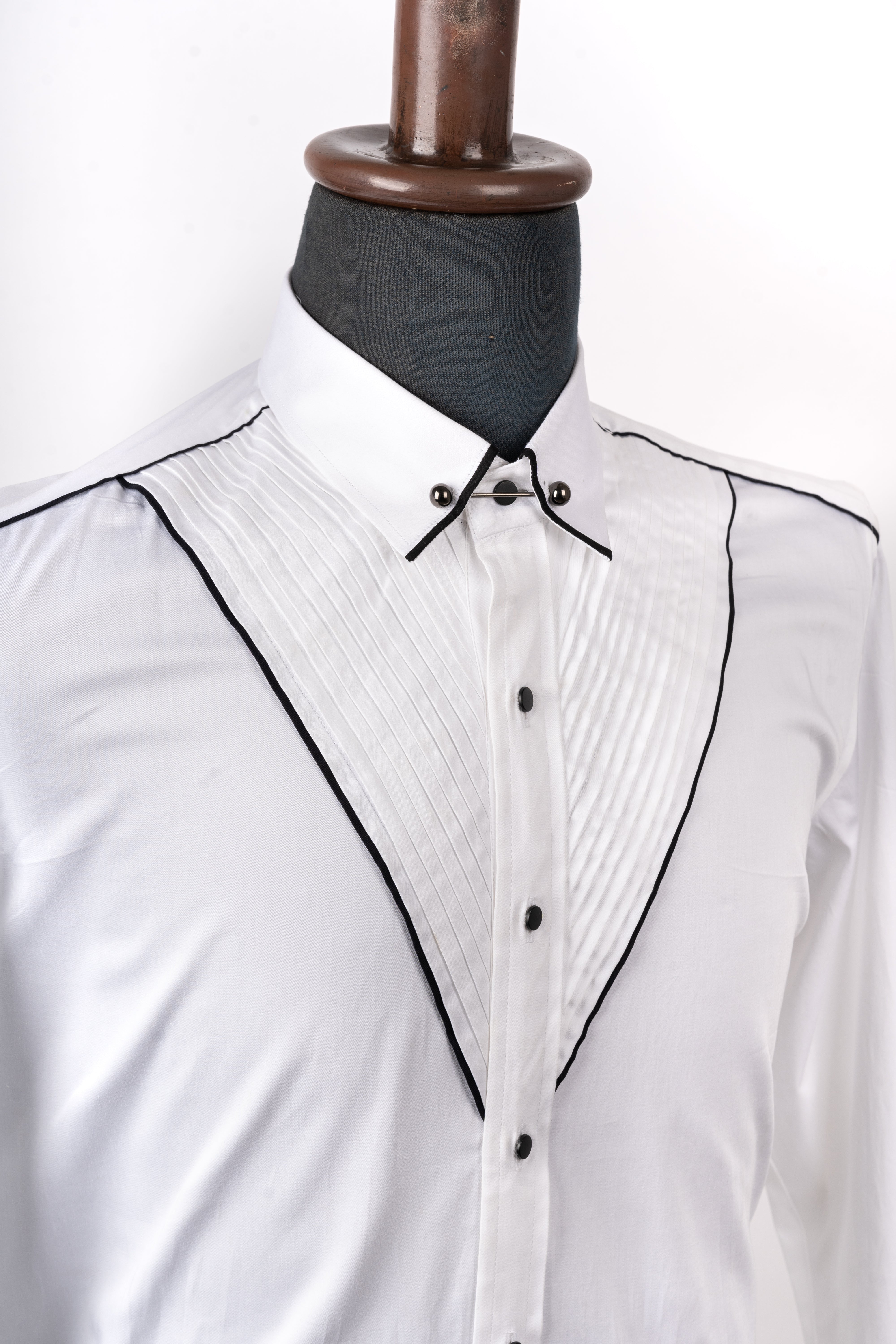 White vertical pleated shirt with regular formal collar and black buttons