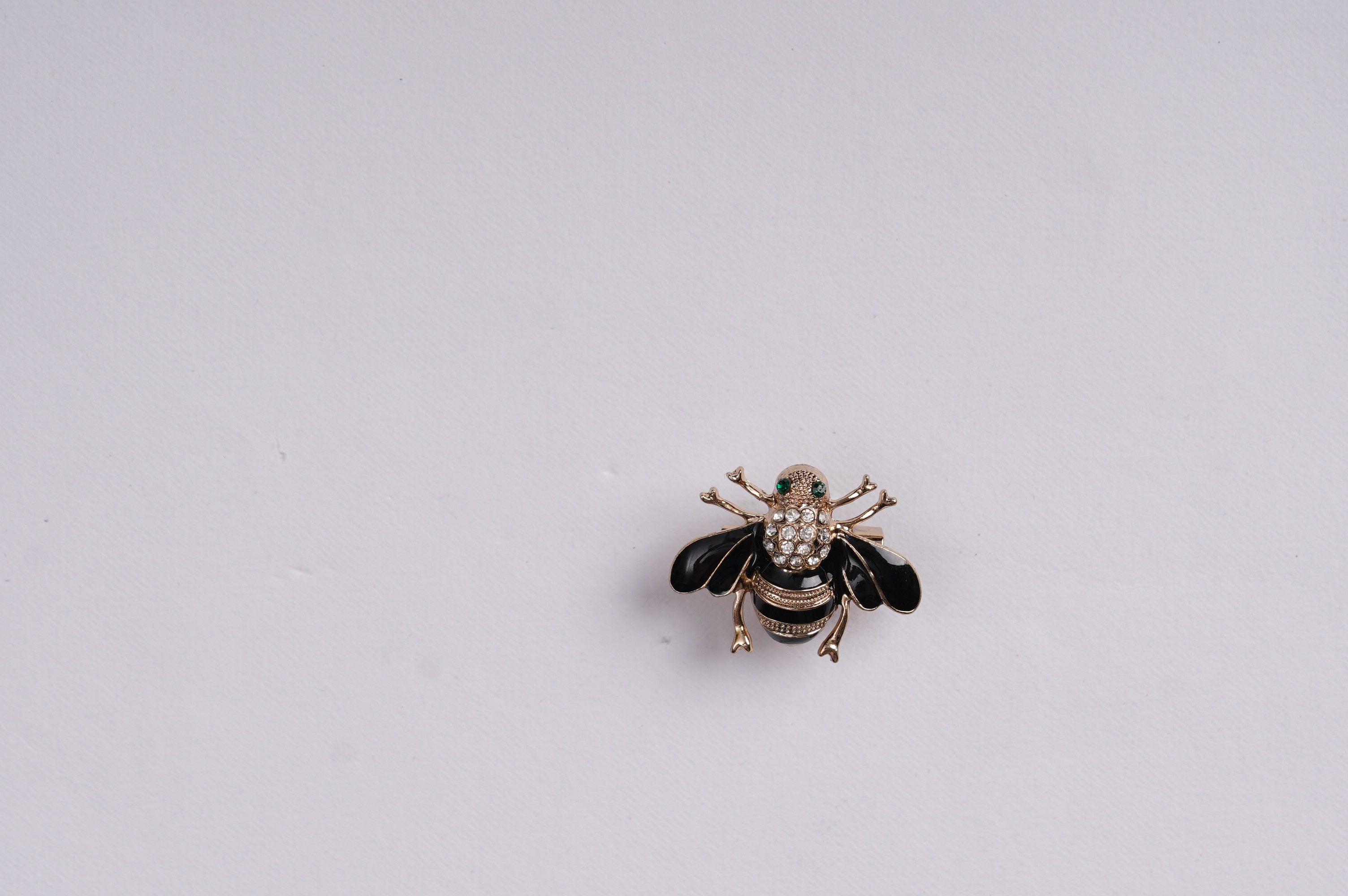 STUNNING BLACK & GOLD BEE INSECT BROOCH PIN